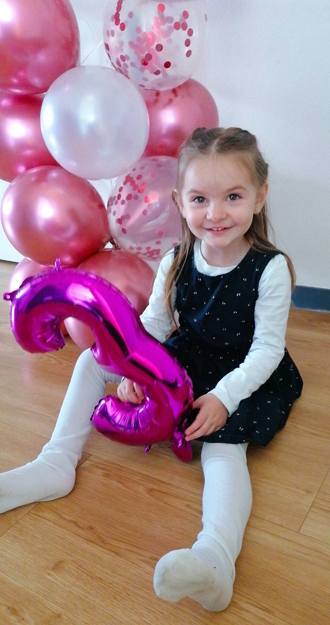 Naomy a rejoint le concours — aidez-le/la à gagner de superbes lots ! baby_toddler_clothing, balloon, beauty, child, event, face, fun, happy, joy, leg, magenta, party_supply, person, pink, purple, sleeve, smile, sock, standing, toddler