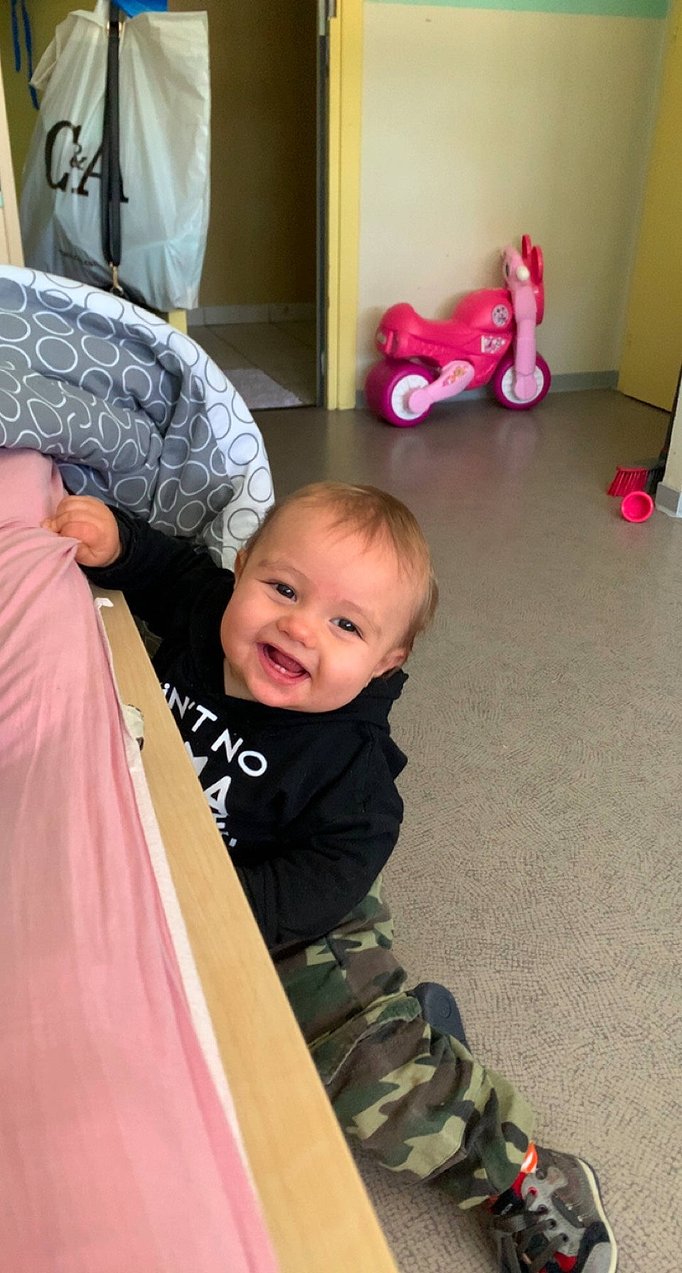 Kenzo participe au concours pour gagner de l'argent avec cette photo : baby, child, event, floor, flooring, fun, happy, joy, leisure, magenta, mammal, person, pink, play, product, room, sitting, smile, standing, t_shirt