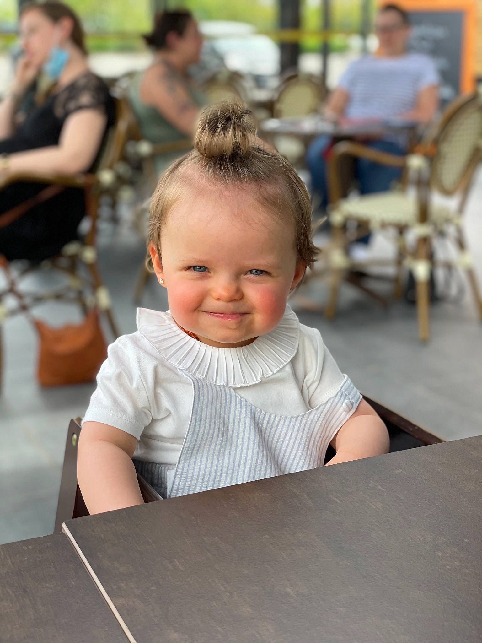 Eva participe au concours pour gagner de l'argent avec cette photo : baby, baby_toddler_clothing, blurred, chair, cheek, child, desk, event, flooring, fun, furniture, happy, joy, leisure, person, photograph, recreation, smile, snapshot, t_shirt