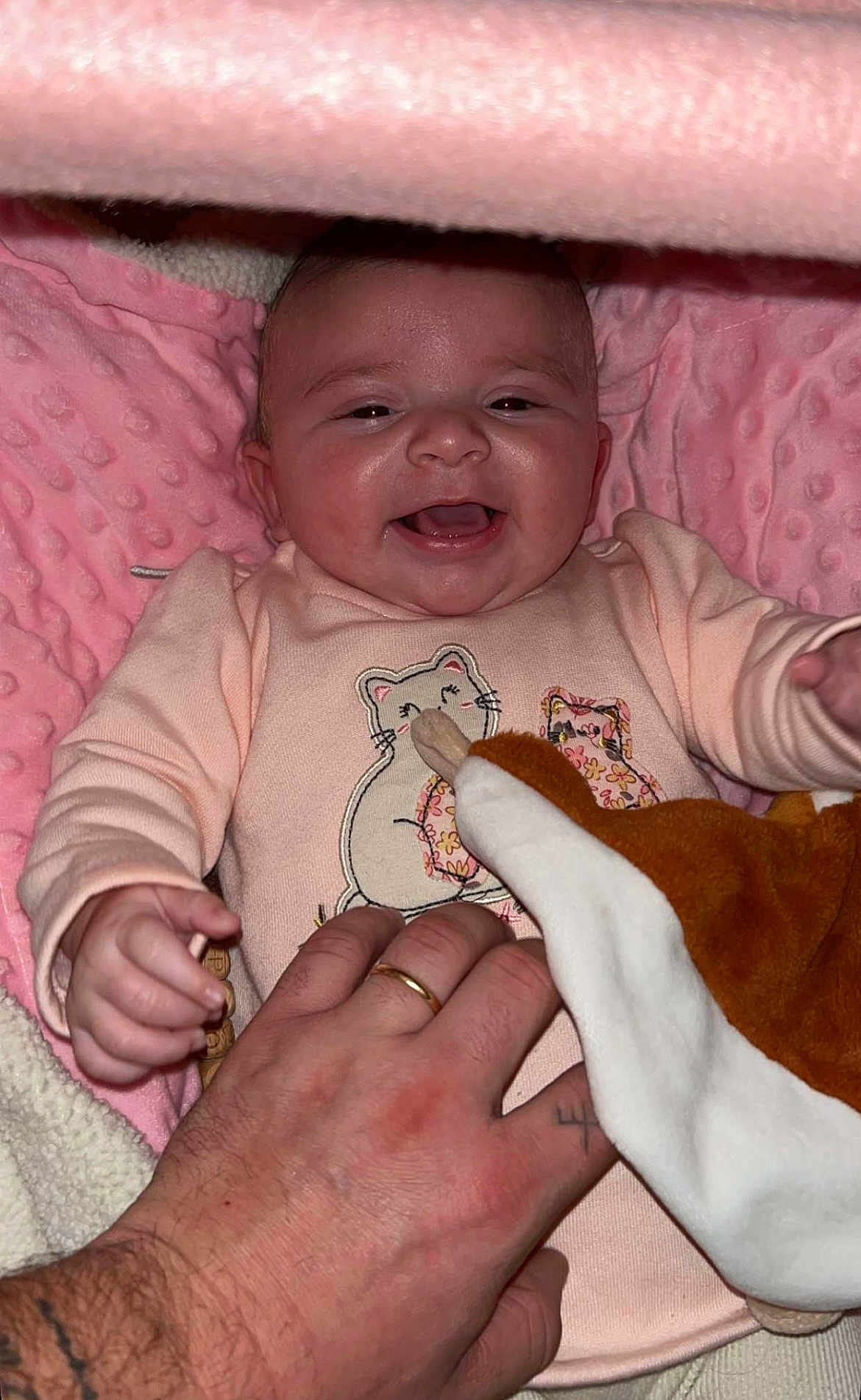 Paola participe au concours pour gagner de l'argent avec cette photo : accessories, baby, babylaughing, bed, blanket, bodypart, face, finger, furniture, hand, happy, head, homedecor, jewelry, newborn, person, photography, portrait, quilt, ring