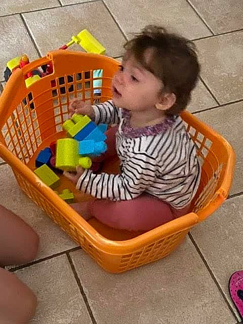 Chelsea a rejoint le concours — aidez-le/la à gagner de superbes lots ! baby, baby_products, baby_safety, baby_toddler_clothing, baby_toys, basket, cart, chair, child, comfort, flooring, fun, home_accessories, leisure, person, play, shelf, sitting, toddler, wicker