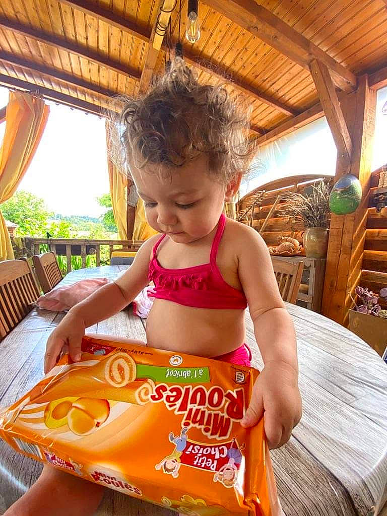 Chelsea a rejoint le concours — aidez-le/la à gagner de superbes lots ! chair, child, comfort_food, convenience_food, cuisine, curtain, event, fast_food, food, fun, happy, junk_food, leisure, packaging_and_labeling, person, recreation, shorts, sitting, thigh, toddler