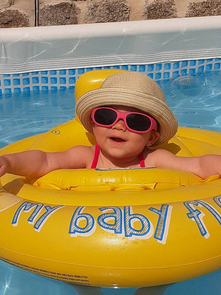 Chelsea a rejoint le concours — aidez-le/la à gagner de superbes lots ! aqua, arm, blue, cap, cool, eyewear, fun, glasses, goggles, happy, head, headgear, headwear, leisure, person, recreation, sunglasses, swimming_pool, vision_care, water