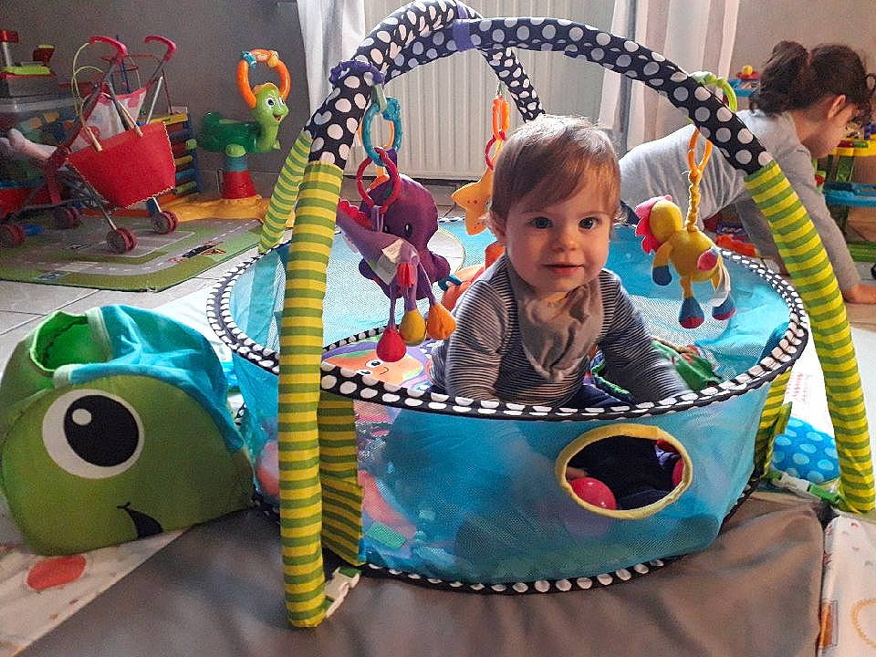 Joris participe au concours pour gagner de l'argent avec cette photo : baby_products, baby_toys, child, person, play, playset, product, toddler, toy