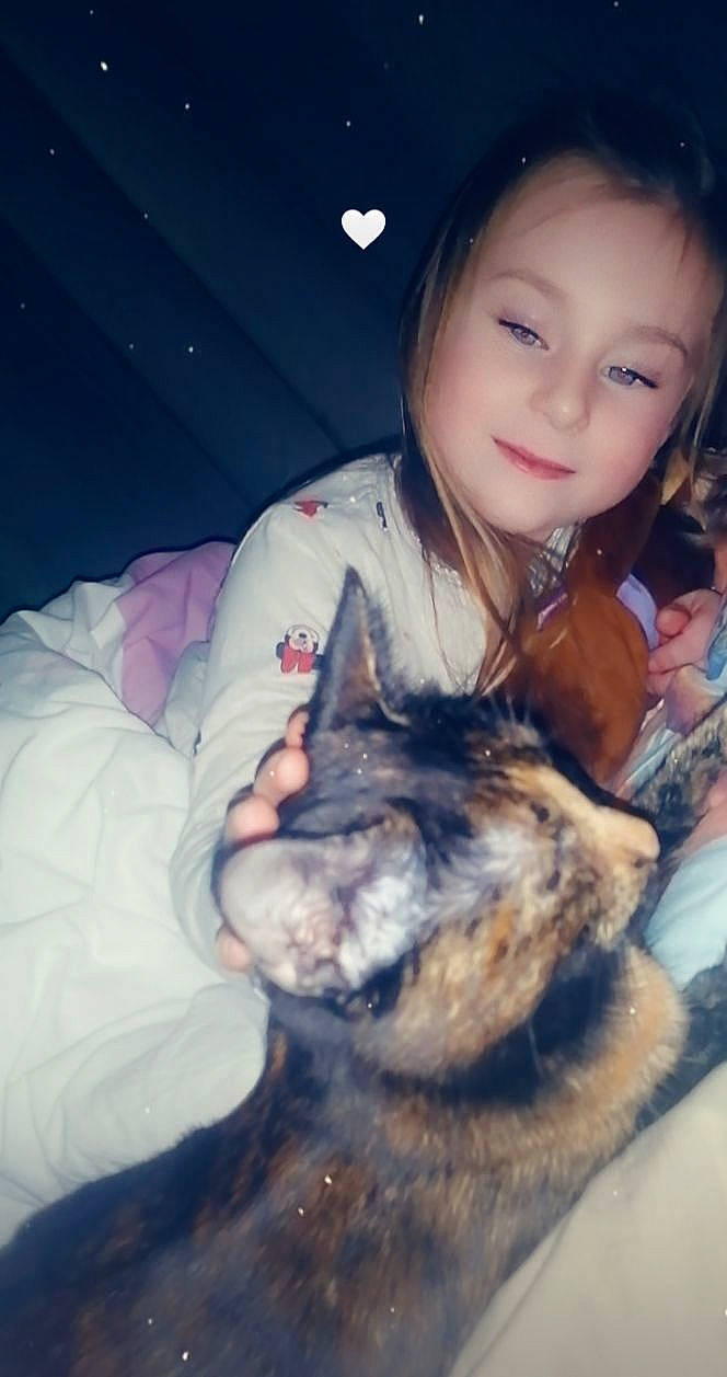 Louise a rejoint le concours — aidez-le/la à gagner de superbes lots ! canidae, carnivore, child_model, dog, dog_breed, east_european_shepherd, facial_expression, flash_photography, fur, german_shepherd_dog, happy, iris, jaw, joy, king_shepherd, old_german_shepherd_dog, organ, person, portrait_photography, skin