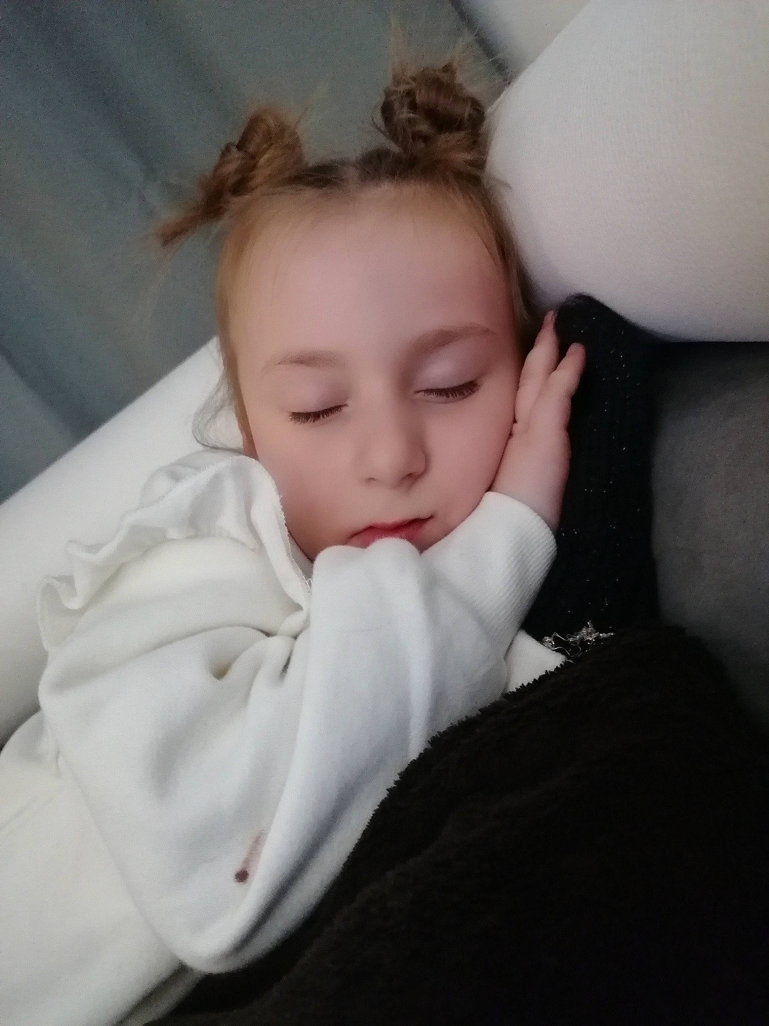 Louise participe au concours pour gagner de l'argent avec cette photo : baby, baby_toddler_clothing, brown_hair, cheek, child, comfort, eyelash, hood, linens, lip, nap, person, portrait_photography, sleep