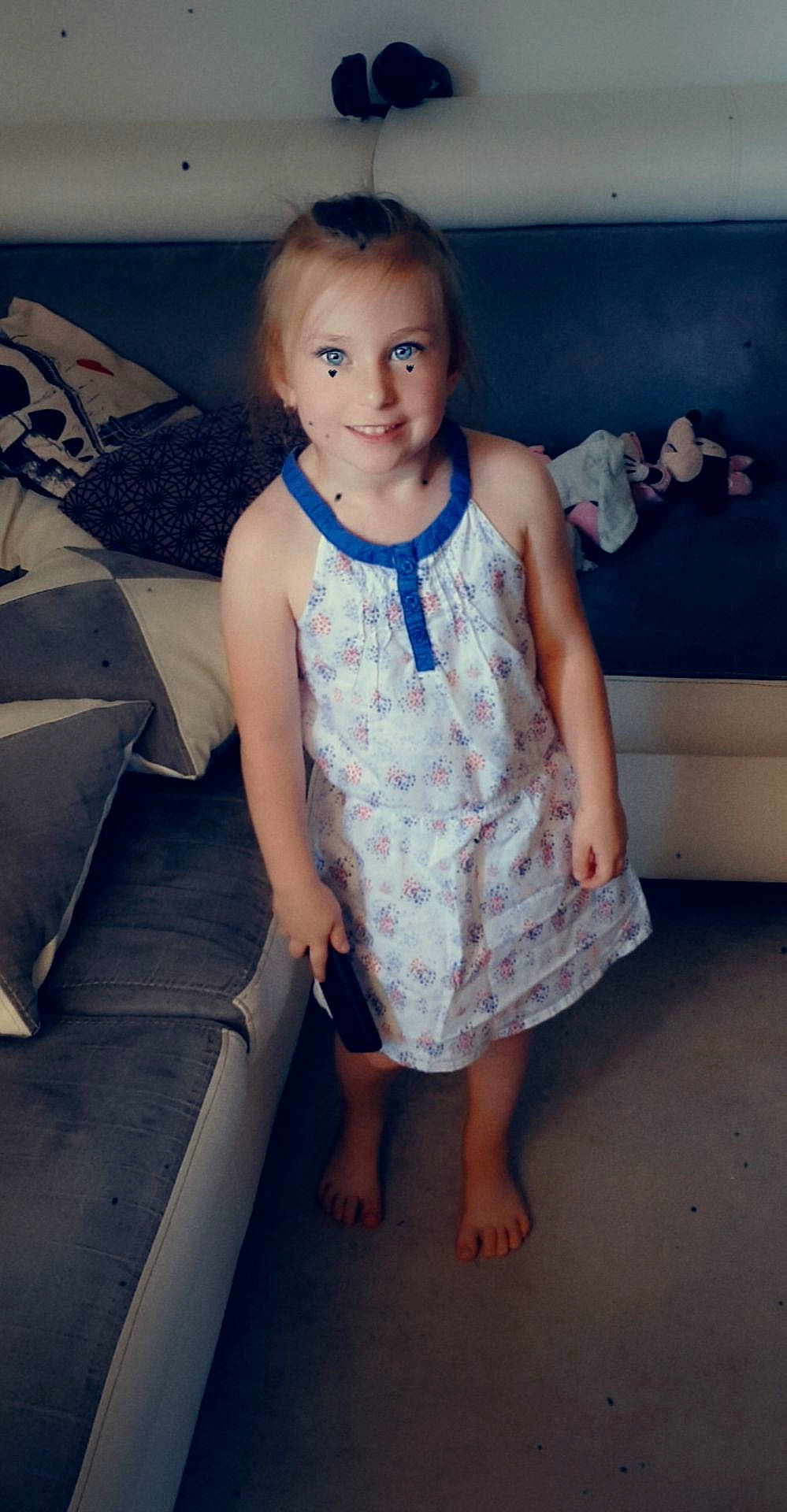 Louise a rejoint le concours — aidez-le/la à gagner de superbes lots ! barefoot, child, child_model, dress, joy, leg, person, shoulder, sitting, skin, smile, standing, textile, toddler, vacation