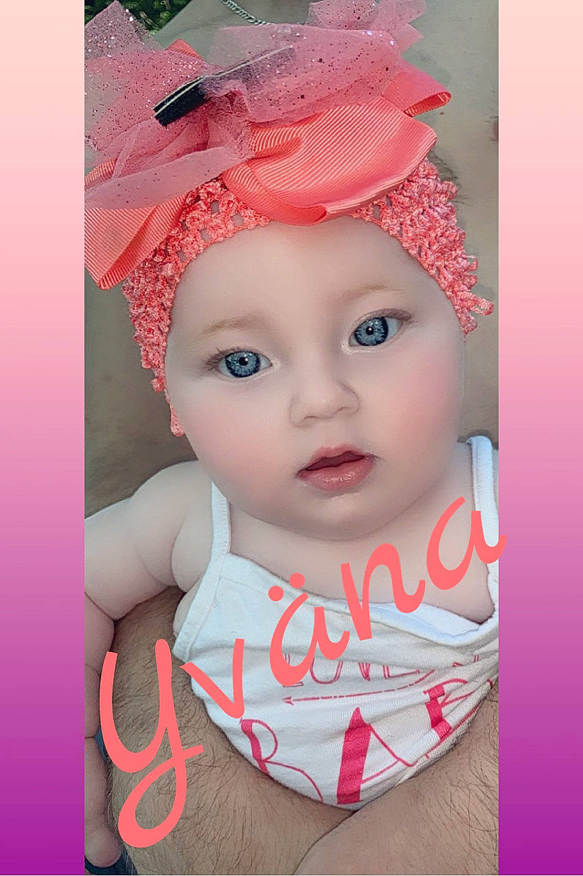 Yväna participe au concours pour gagner de l'argent avec cette photo : baby, baby_toddler_clothing, cap, child, cool, costume_hat, dress, eyebrow, fashion_accessory, happy, hat, headgear, headpiece, headwear, knit_cap, lip, magenta, pattern, person, pink