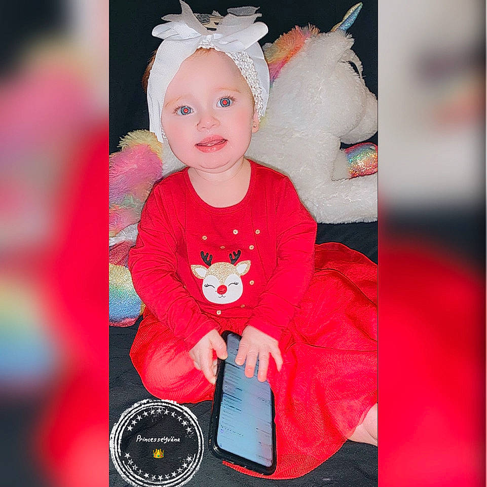 Yväna a rejoint le concours — aidez-le/la à gagner de superbes lots ! baby, baby_toddler_clothing, child, costume_hat, design, event, facial_expression, fashion_accessory, fictional_character, font, happy, headband, headwear, magenta, person, pink, portrait_photography, red, sleeve, smile