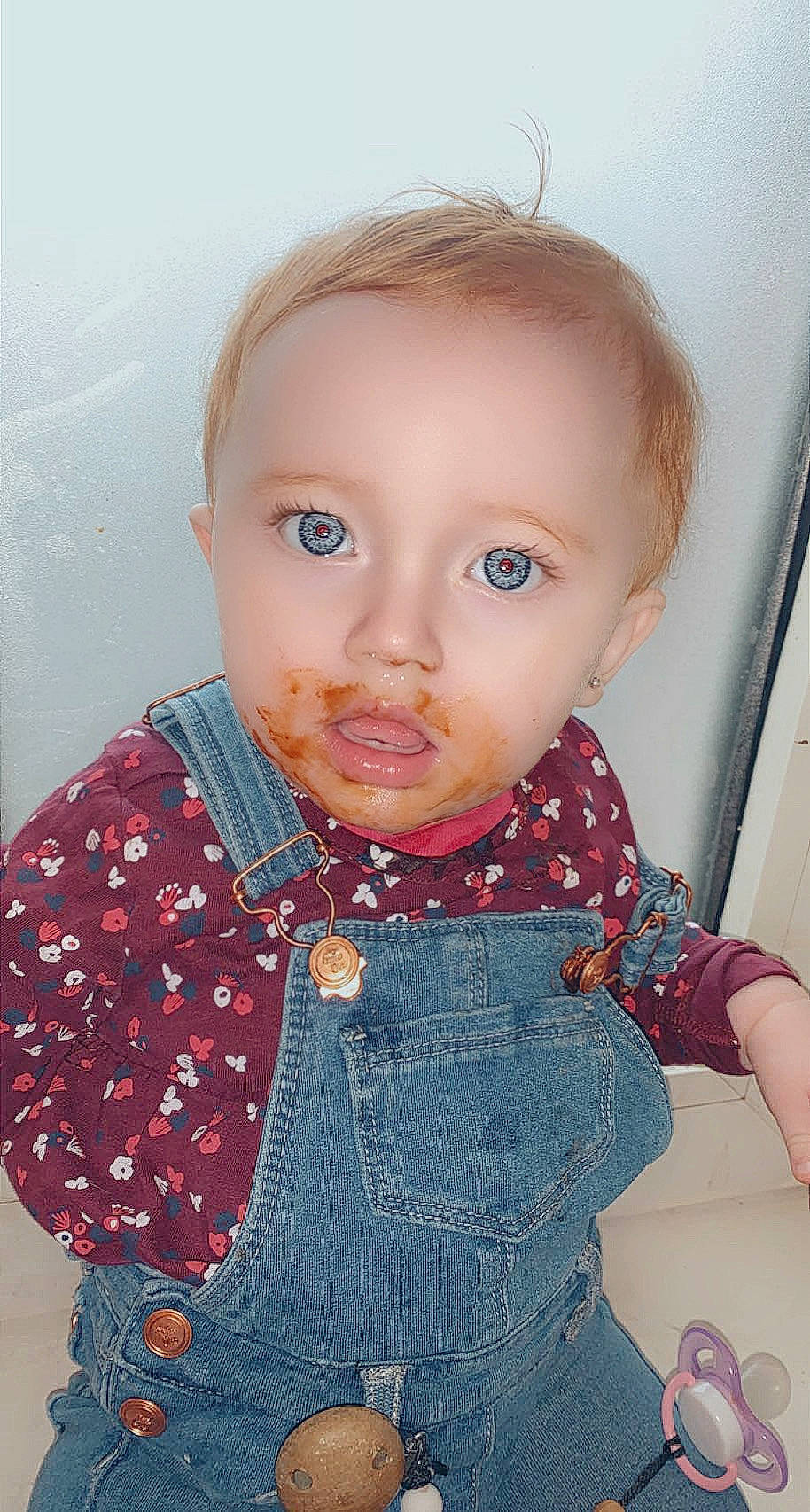 Yväna a rejoint le concours — aidez-le/la à gagner de superbes lots ! baby_toddler_clothing, blond, cheek, child, chin, dress_shirt, electric_blue, eyelash, human_body, iris, lip, neck, nose, pattern, person, pink, skin, sleeve, standing, surprise