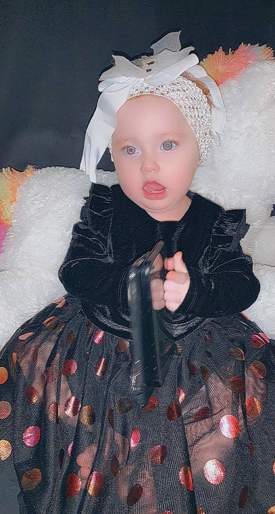 Yväna a rejoint le concours — aidez-le/la à gagner de superbes lots ! baby_toddler_clothing, cheek, doll, dress, embellishment, eye, eyelash, fashion_design, flash_photography, headgear, headwear, iris, lip, one_piece_garment, outerwear, pattern, person, pink, sleeve, surprise