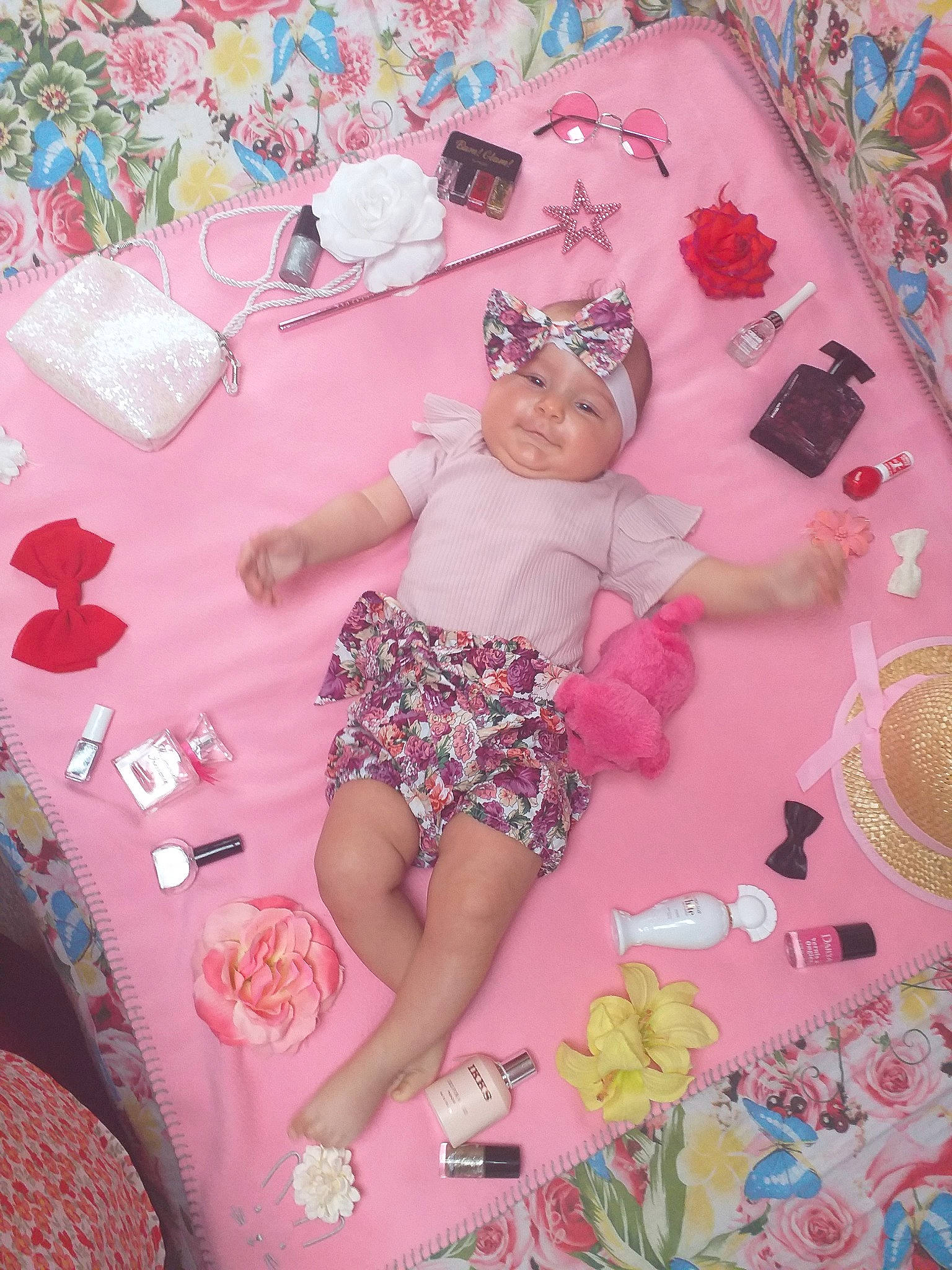 Ruby a rejoint le concours — aidez-le/la à gagner de superbes lots ! barefoot, event, finger, foot, fun, glasses, headwear, human_body, human_leg, leg, linens, magenta, nail, pattern, person, pink, sandal, shorts, sunglasses, thigh