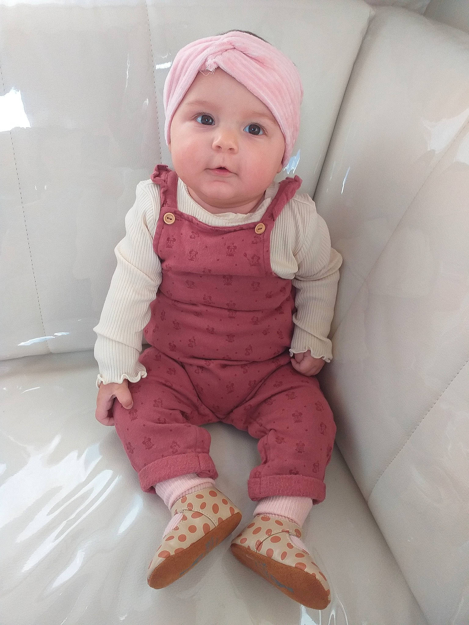 Ruby a rejoint le concours — aidez-le/la à gagner de superbes lots ! baby, baby_products, baby_safety, baby_toddler_clothing, cheek, child, collar, comfort, face, headwear, human_body, jacket, linens, magenta, nose, person, personal_protective_equipment, pink, sitting, skin