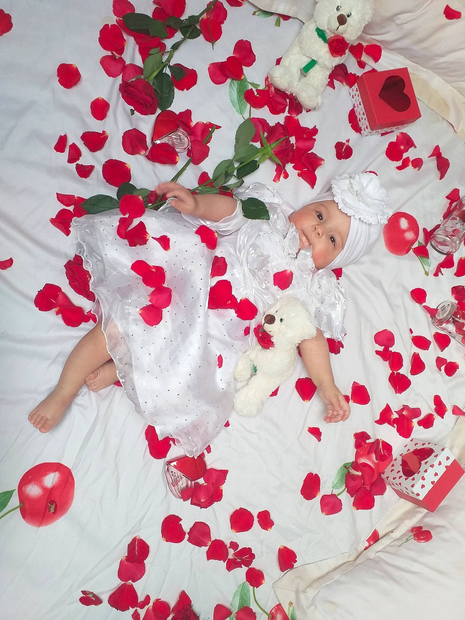 Ruby participe au concours pour gagner de l'argent avec cette photo : baby_toddler_clothing, bedding, carmine, event, floral_design, flower, headwear, leaf, linens, pattern, peach, pedicel, person, petal, pink, plant, red, room, rose_family, rose_order