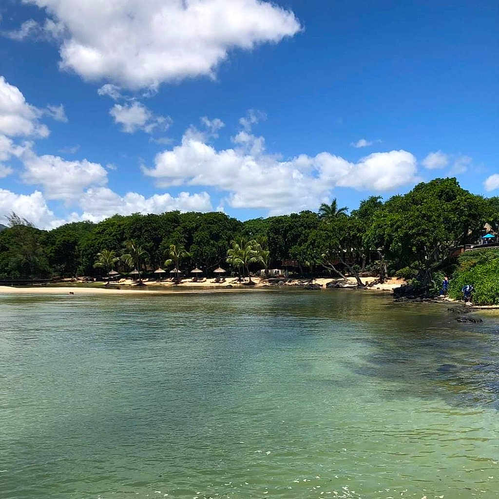 Belle participe au concours pour gagner de l'argent avec cette photo : bank, beach, cloud, coastal_and_oceanic_landforms, cumulus, daytime, horizon, island, lake, landscape, leisure, morning, natural_landscape, sky, tree, vegetation, water, water_resources, watercourse, wilderness