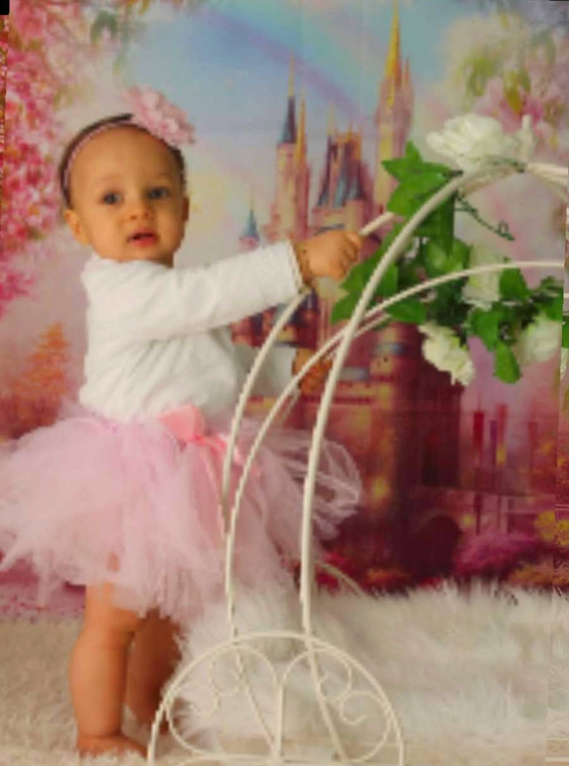 Elena a rejoint le concours — aidez-le/la à gagner de superbes lots ! baby, baby_products, baby_toddler_clothing, child, floral_design, flower, flower_arranging, fun, grass, happy, magenta, pattern, people_in_nature, person, petal, pink, plant, room, sitting, spring