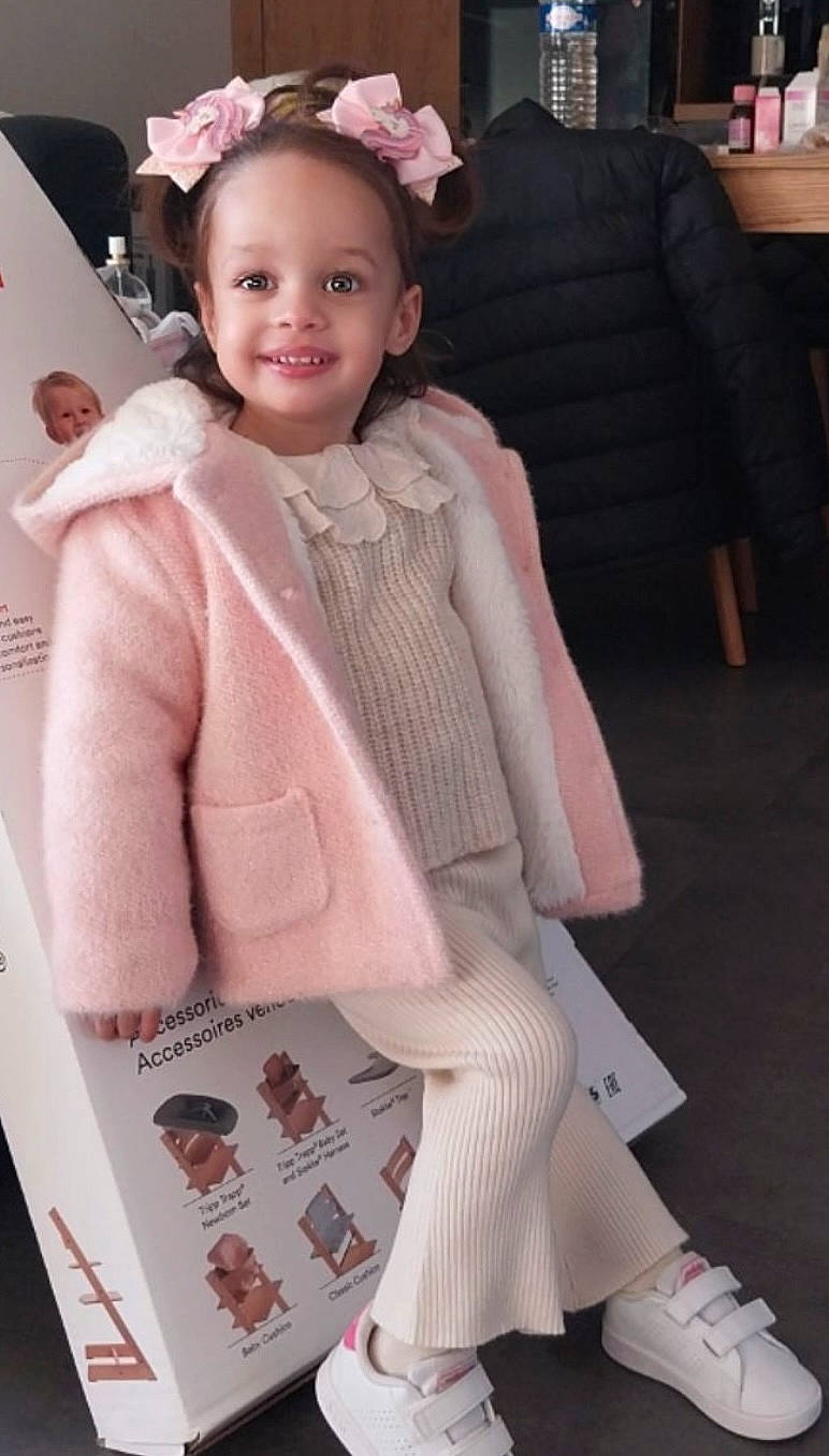 Elena participe au concours pour gagner de l'argent avec cette photo : blazer, child, event, fashion, fashion_design, formal_wear, hairstyle, happy, joy, lip, pattern, person, photograph, pink, skin, sleeve, smile, snapshot, textile, thigh