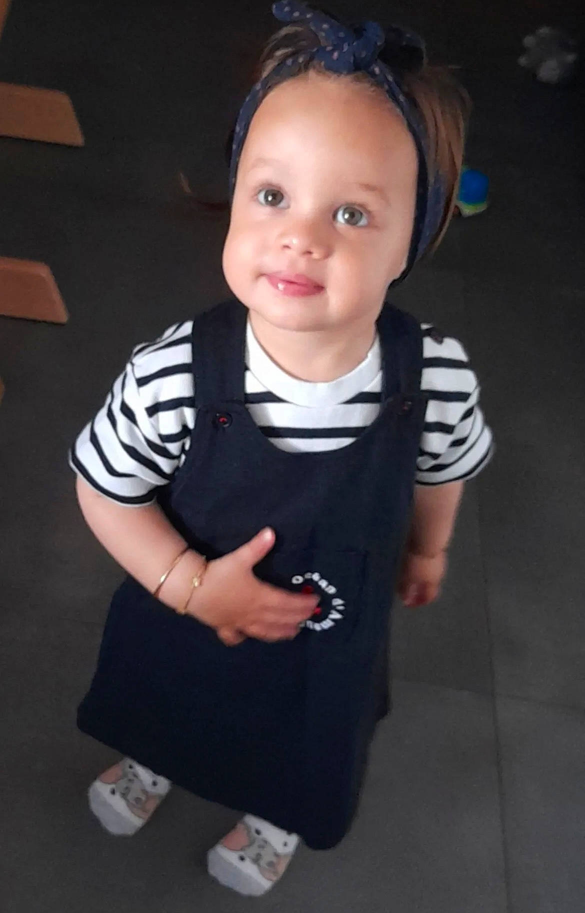 Elena a rejoint le concours — aidez-le/la à gagner de superbes lots ! baby, baby_toddler_clothing, blue, cheek, child, eyelash, flash_photography, fun, gesture, happy, head, pattern, person, portrait_photography, sitting, sleeve, smile, sock, t_shirt, thumb