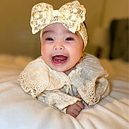 Amélie a rejoint le concours — aidez-le/la à gagner de superbes lots ! baby, smiling, lace_bow, headband, white_clothing, happy, portrait, infant, cute, indoor, soft_lighting, bed, blanket, child, closeup, face, hands, expression, young, adorable