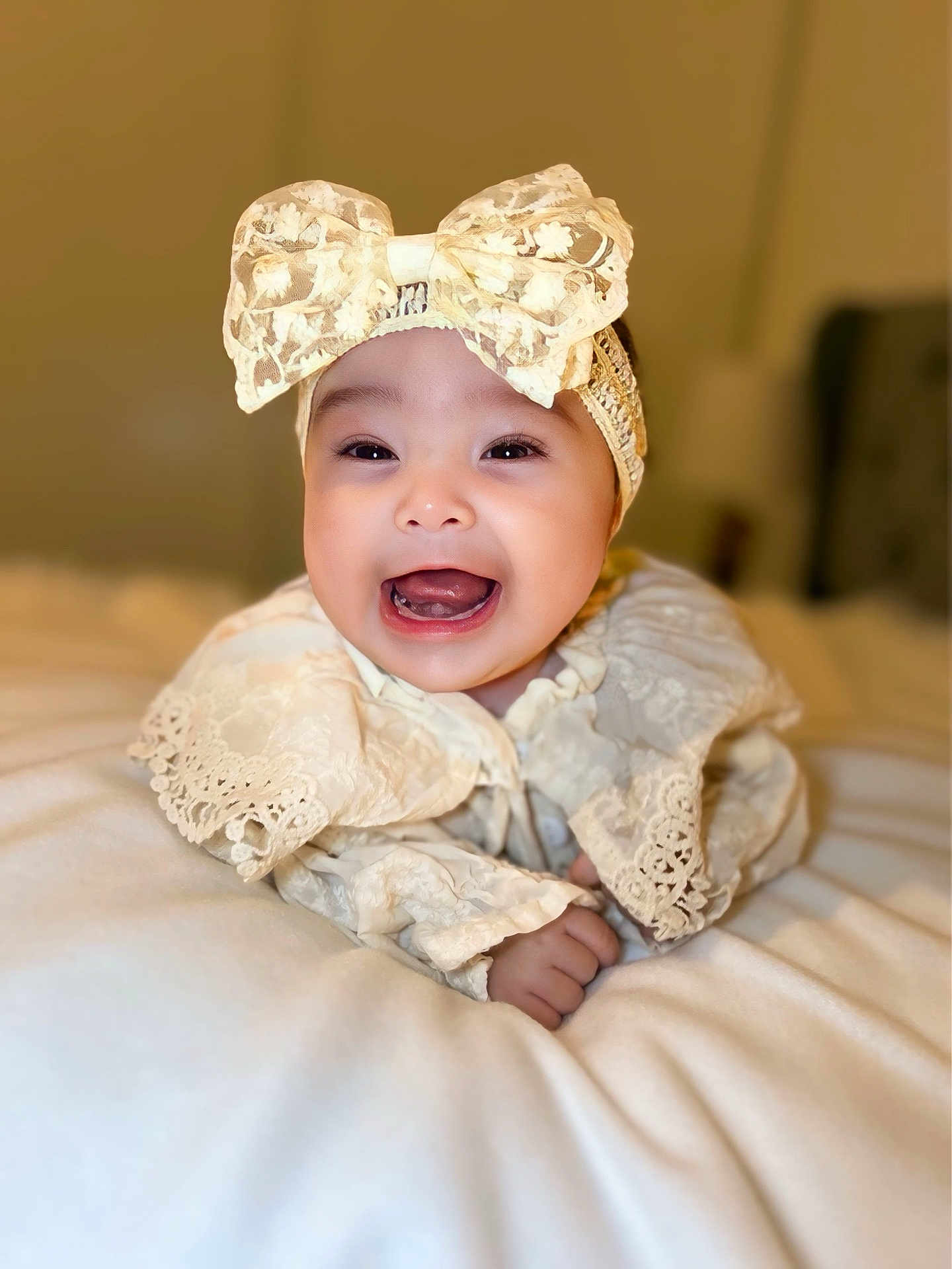 Amélie a rejoint le concours — aidez-le/la à gagner de superbes lots ! baby, smiling, lace_bow, headband, white_clothing, happy, portrait, infant, cute, indoor, soft_lighting, bed, blanket, child, closeup, face, hands, expression, young, adorable