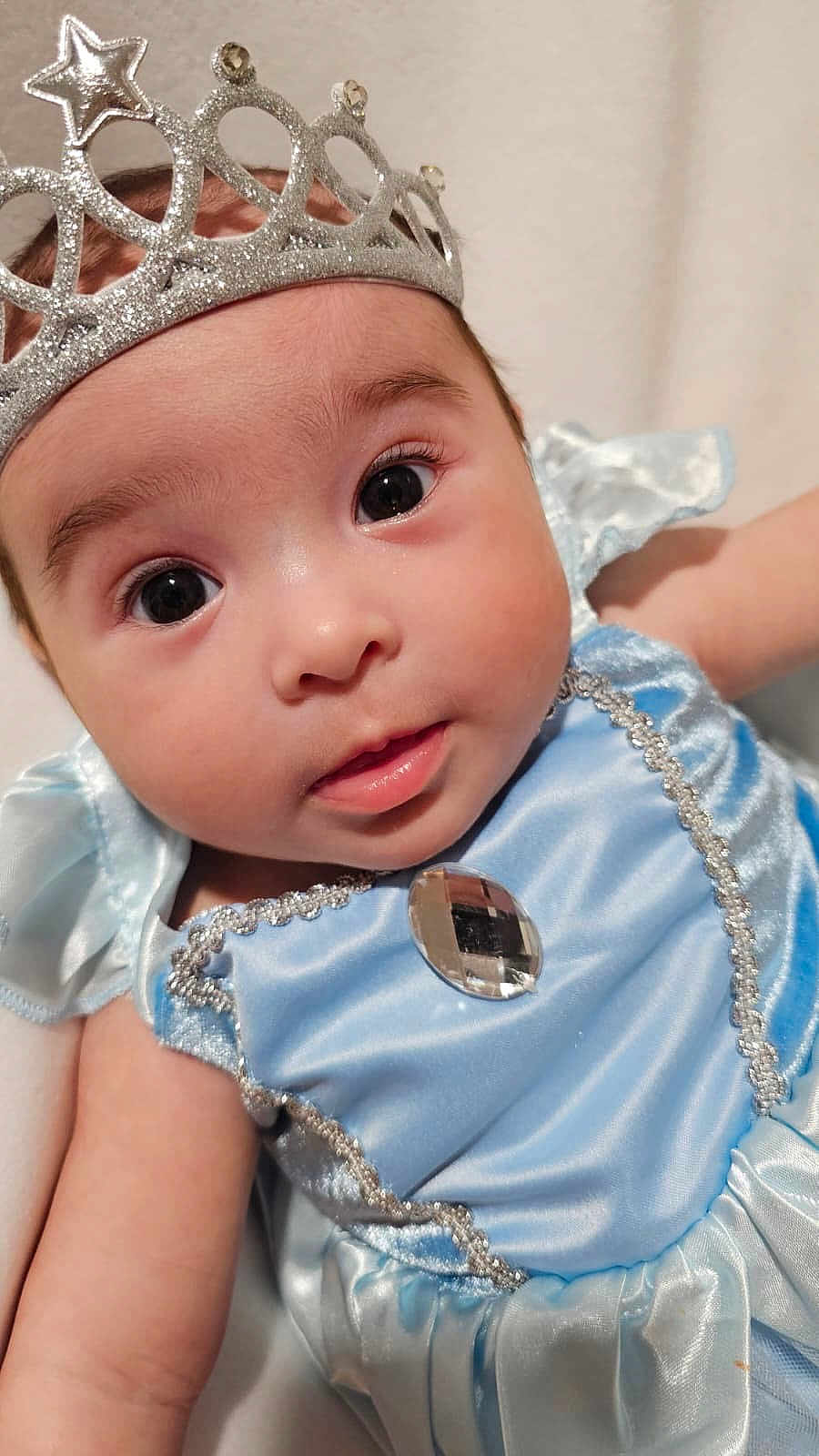 Amélie participe au concours pour gagner de l'argent avec cette photo : baby, child, face, crown, dress, blue_dress, sparkle, costume, cute, portrait, infant, eyes, expression, adorable, closeup, person, skin, soft, headwear, young