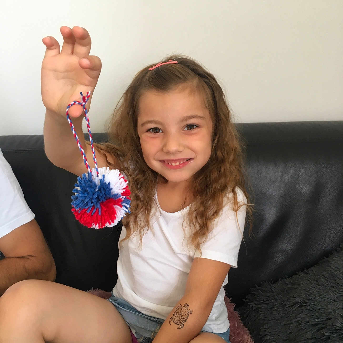 Marion a rejoint le concours — aidez-le/la à gagner de superbes lots ! arm, beauty, brown_hair, finger, fun, girl, hand, leg