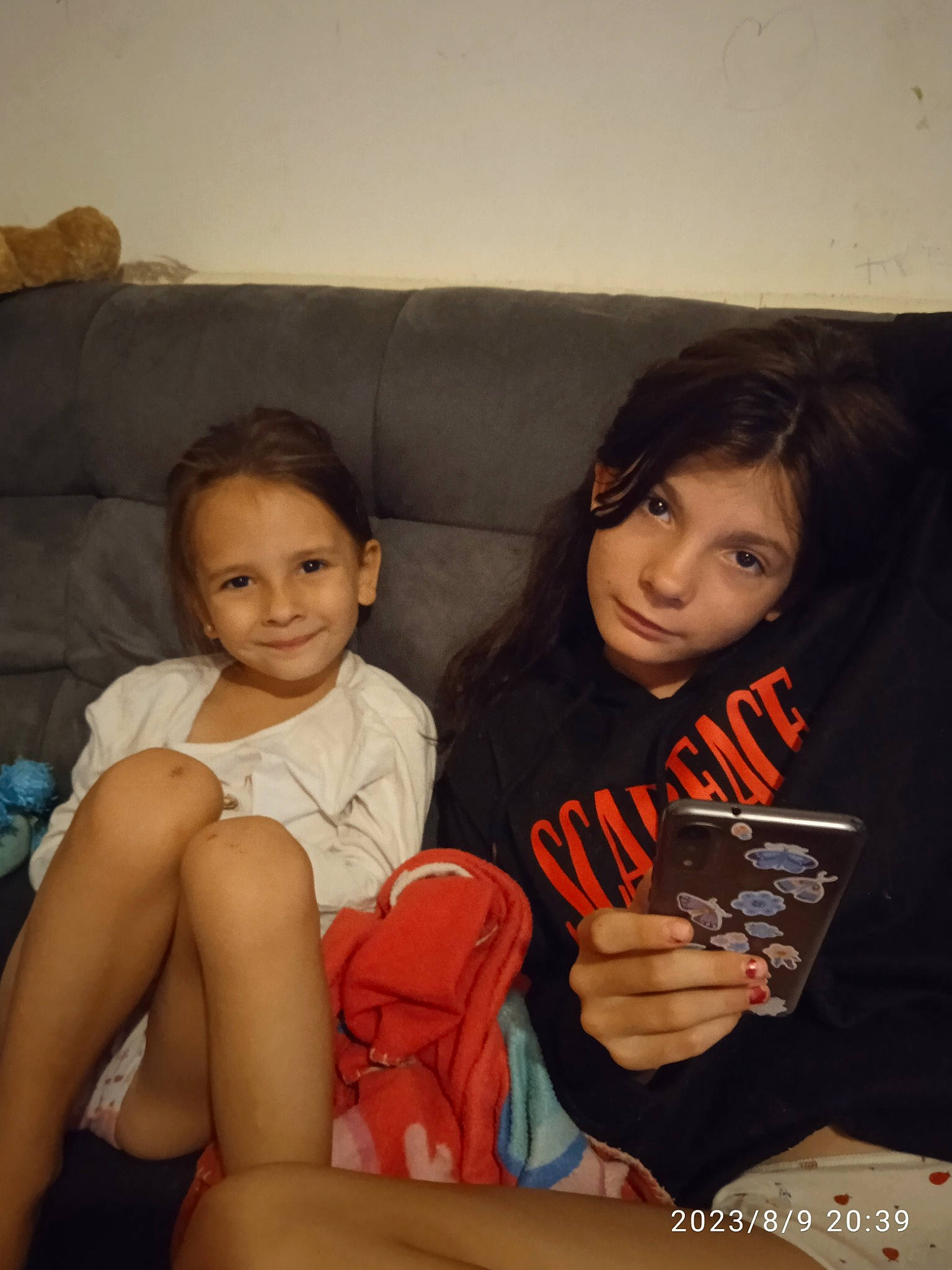 Sara participe au concours pour gagner de l'argent avec cette photo : child, comfort, couch, event, finger, flash_photography, fun, happy, human_leg, iris, joy, lap, leg, living_room, person, pillow, shorts, sitting, t_shirt, tablet_computer