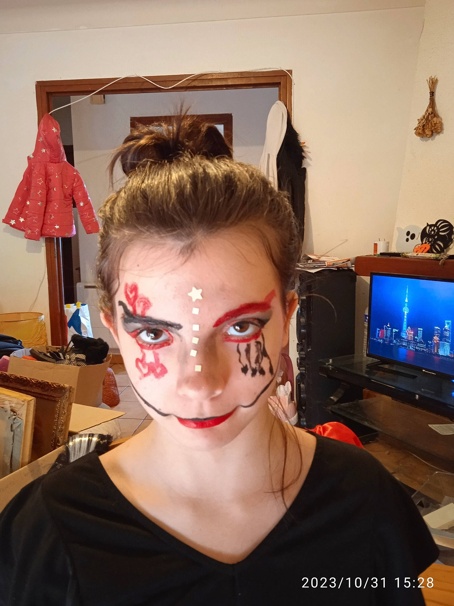 Dessy participe au concours pour gagner de l'argent avec cette photo : audio_equipment, computer_monitor, costume, display_device, event, eyebrow, eyelash, eyewear, fashion_design, forehead, fun, gadget, headgear, jaw, makeover, person, personal_protective_equipment, sports_gear, television, television_set