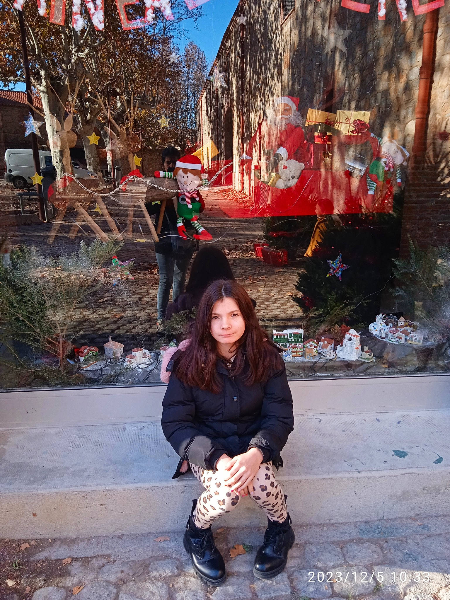 Dessy participe au concours pour gagner de l'argent avec cette photo : beauty, city, happy, human, human_leg, leisure, morning, pedestrian, person, plant, public_space, road, road_surface, shoe, sidewalk, standing, temple, tints_and_shades, travel, tree