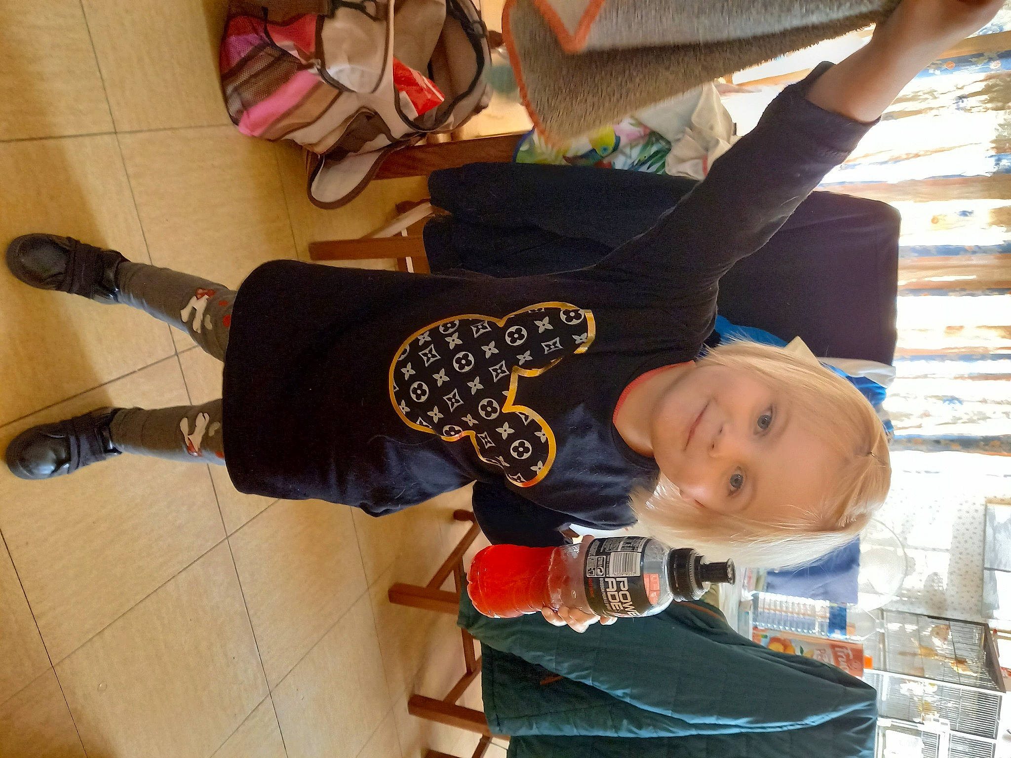 Ema participe au concours pour gagner de l'argent avec cette photo : child, flooring, fun, happy, joy, knee, leisure, person, shoe, smile, sneakers, thigh, toddler, tree, walking_shoe, wood, wrist