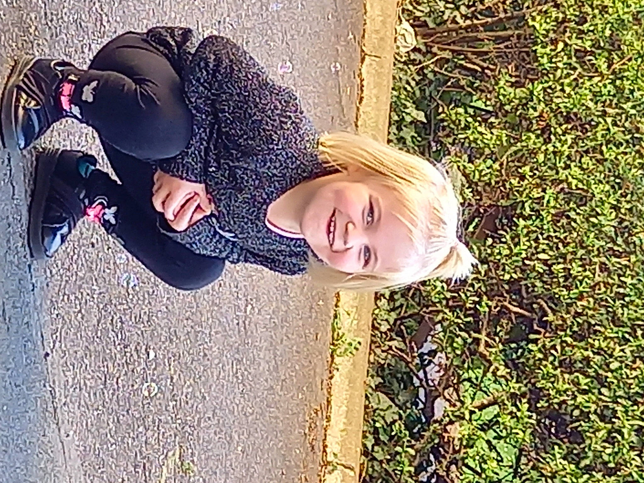 Ema participe au concours pour gagner de l'argent avec cette photo : arm, blond, child, cool, eyewear, fun, grass, happy, hat, human_body, joy, leisure, pattern, people_in_nature, person, plant, smile, street_fashion, sun_hat, tints_and_shades