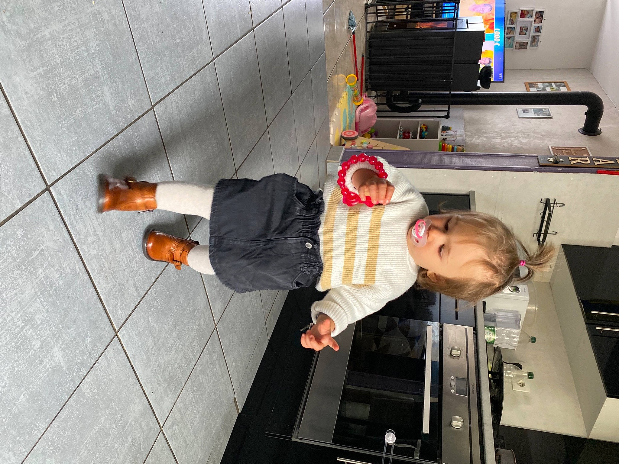 Léna participe au concours pour gagner de l'argent avec cette photo : concrete, cooking, engineering, flooring, fun, human_leg, leg, machine, pedestrian, person, road_surface, service, sidewalk, standing, toddler