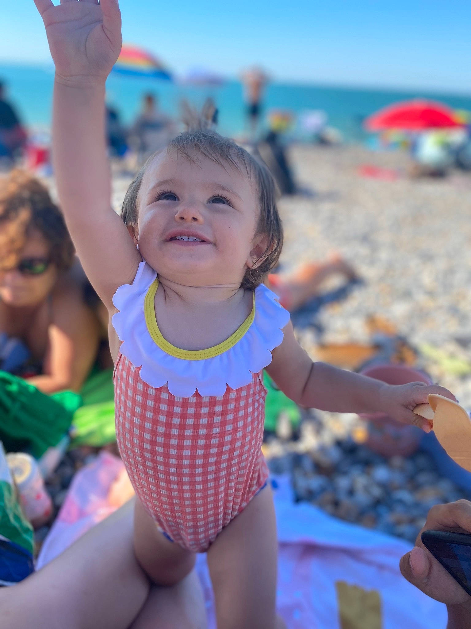 Léna a rejoint le concours — aidez-le/la à gagner de superbes lots ! azure, beach, event, face, finger, fun, gesture, hand, happy, joy, leisure, one_piece_swimsuit, people_in_nature, people_on_beach, person, personal_protective_equipment, recreation, sky, smile, swimwear