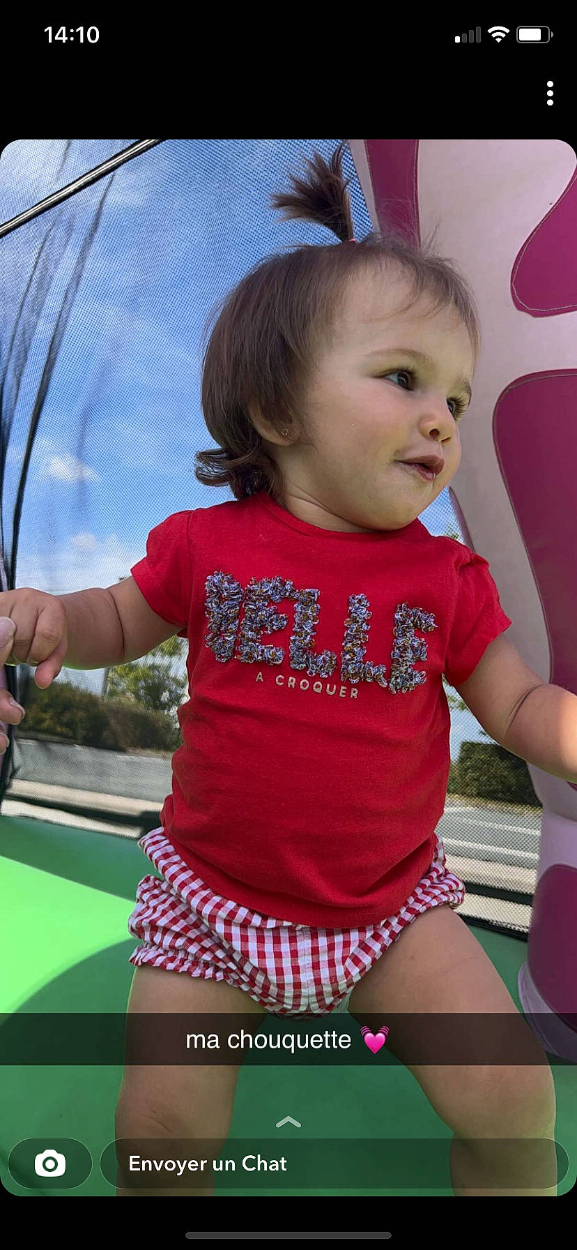 Léna a rejoint le concours — aidez-le/la à gagner de superbes lots ! baby, baby_toddler_clothing, child, eye, fun, grass, hair, hairstyle, happy, head, leisure, magenta, person, pink, product, shorts, skin, sleeve, t_shirt, thigh