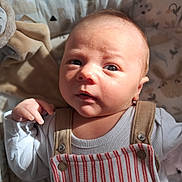 Taho participe au concours pour gagner de l'argent avec cette photo : baby, infant, face, eyes, hand, clothing, overalls, blanket, stuffed_toy, crib, pattern, soft_toy, expression, skin, natural_light, indoors, person, child, cute, sleeping_area