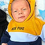 Taho a rejoint le concours — aidez-le/la à gagner de superbes lots ! baby, hoodie, yellow, blue, white, blanket, star_pattern, infant, clothing, cute, portrait, face, hand, casual, warm, soft, resting, smile, young_child, indoor