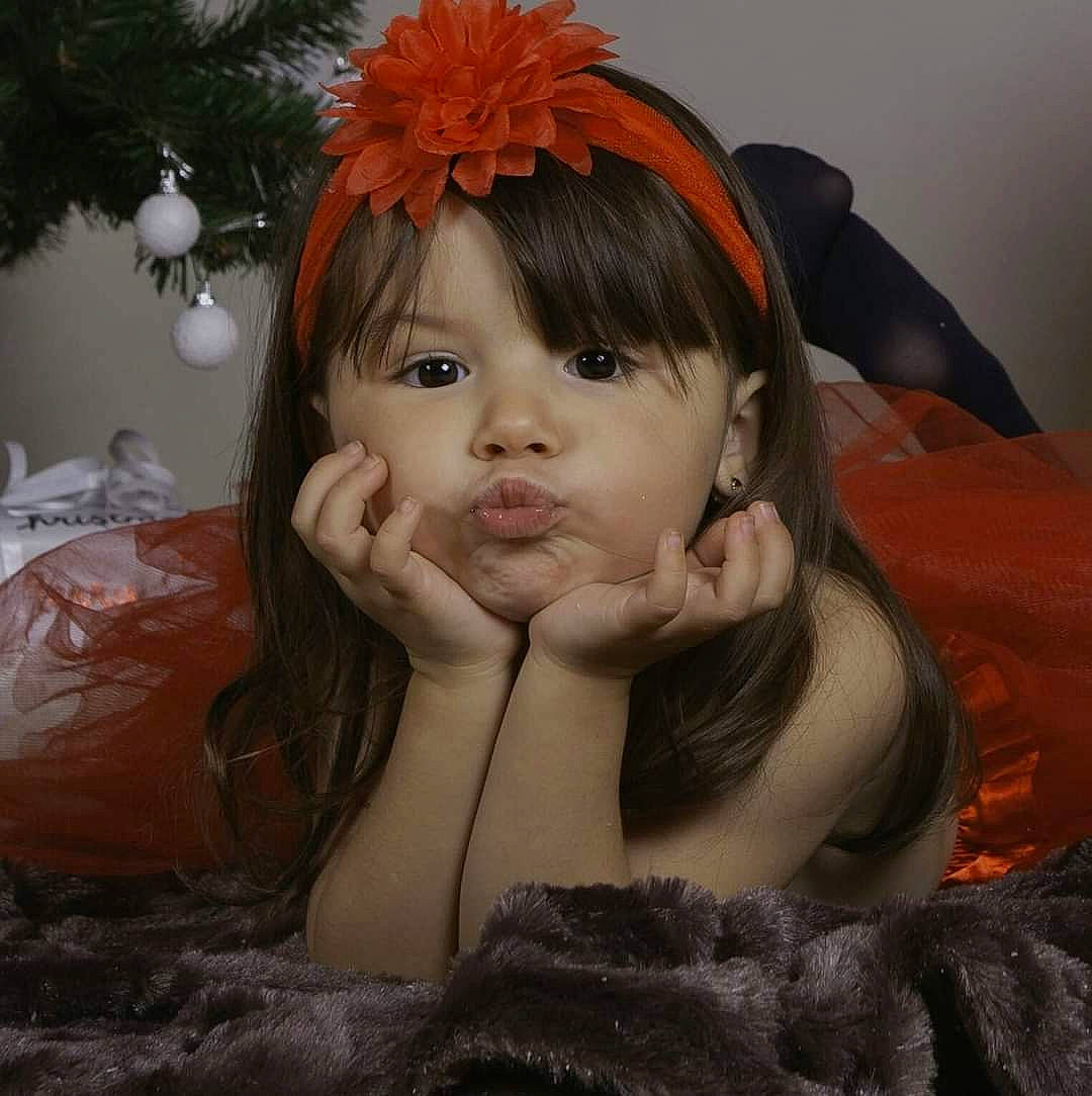 Elena a rejoint le concours — aidez-le/la à gagner de superbes lots ! bangs, black_hair, brown_hair, child, event, eye, eyebrow, eyelash, fashion_accessory, flash_photography, fur, hair_accessory, happy, headband, headpiece, iris, lip, long_hair, person, petal