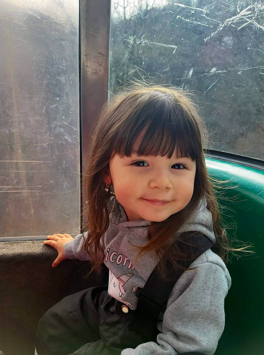 Elena participe au concours pour gagner de l'argent avec cette photo : bangs, black_hair, brown_hair, child, fun, glass, grass, happy, hime_cut, joy, leisure, person, portrait_photography, sitting, skin, smile, tints_and_shades, toddler, travel, tree