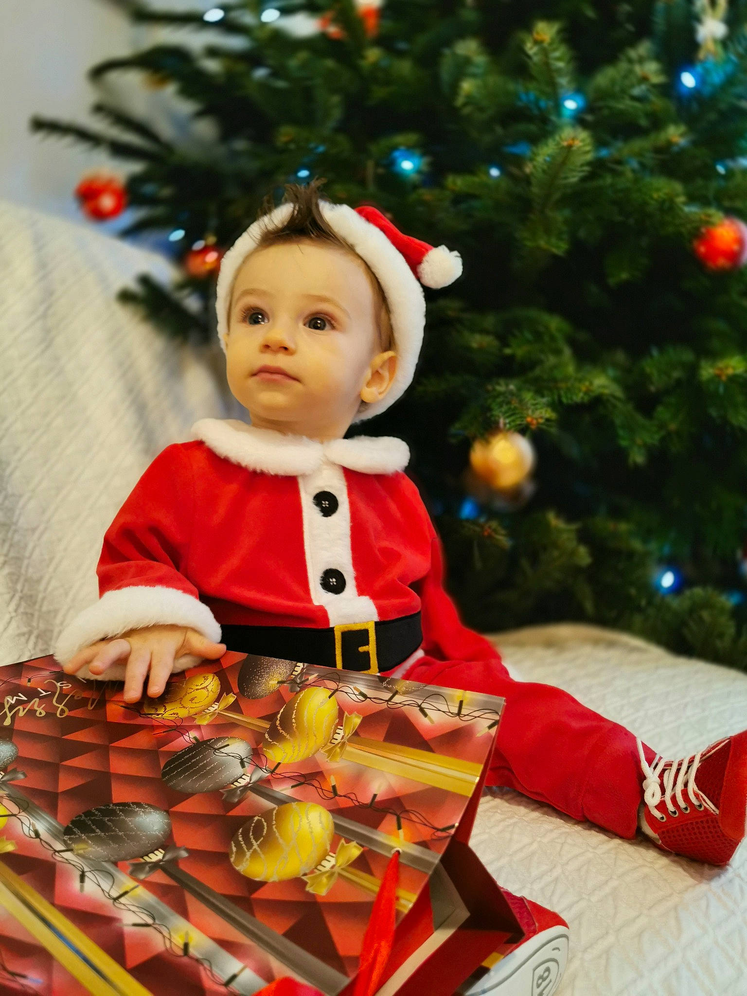 Edouard Philippe a rejoint le concours — aidez-le/la à gagner de superbes lots ! baby_toddler_clothing, christmas, christmas_decoration, christmas_eve, christmas_ornament, christmas_tree, doll, event, eye, happy, head, holiday, holiday_ornament, human_body, ornament, person, smile, toddler, toy, tree