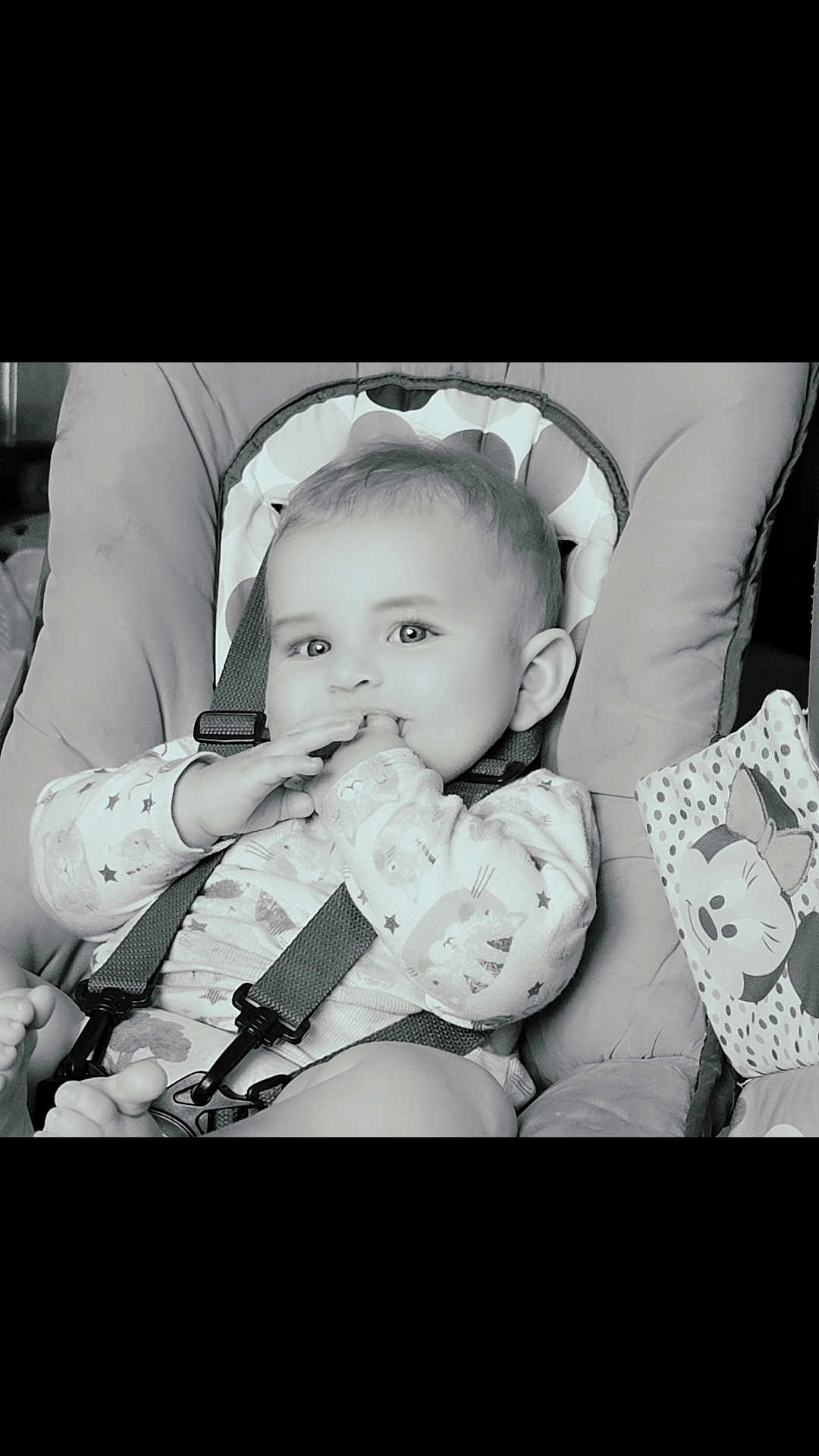 Lucien a rejoint le concours — aidez-le/la à gagner de superbes lots ! baby, child, car_seat, straps, onesie, patterned_clothing, hand_in_mouth, cute, indoor, pillow, cartoon_character, minnie_mouse, face, expression, comfort, seat, toddler, infant, soft, happy