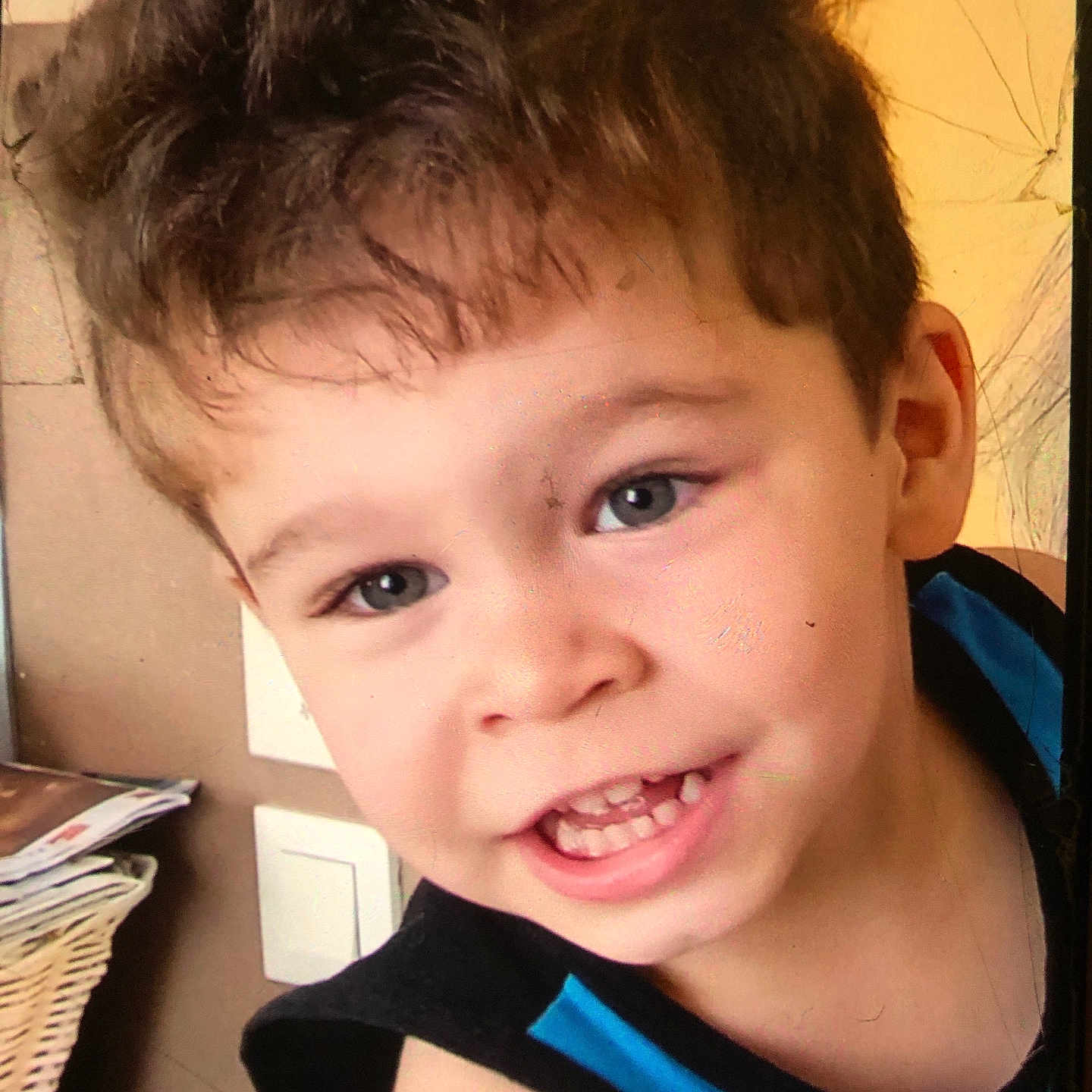 Maylon participe au concours pour gagner de l'argent avec cette photo : baby, bodypart, clothing, face, hair, happy, head, indoors, laughing, mouth, person, photography, plant, portrait, pottedplant, selfie, smile, t_shirt, tanktop, teeth