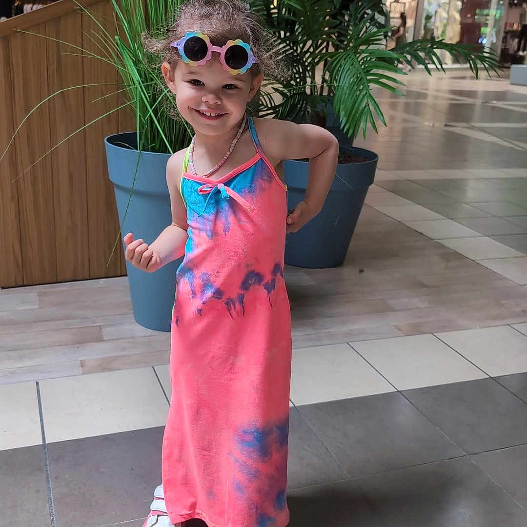 Ohnaïa a rejoint le concours — aidez-le/la à gagner de superbes lots ! accessory, casual, child, colorful, dress, fashion, floor, footwear, girl, happy, indoor, person, plant, playful, pose, shopping_mall, smile, sunglasses, tile, young