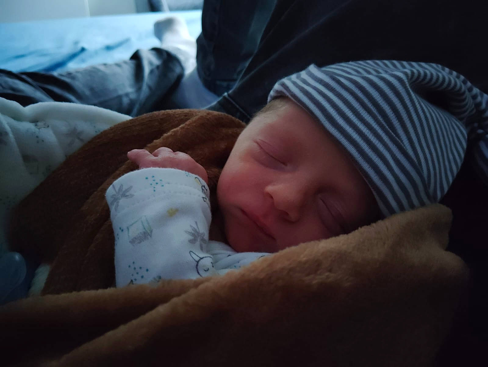 Nathanaël a rejoint le concours — aidez-le/la à gagner de superbes lots ! baby, baby_products, baby_sleeping, baby_toddler_clothing, bedtime, cheek, child, comfort, darkness, hat, headwear, linens, nap, person, room, skin, sleep, toddler