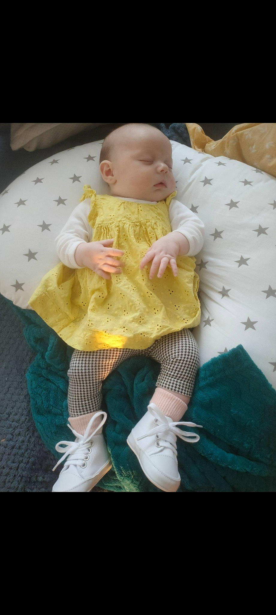 Talya participe au concours pour gagner de l'argent avec cette photo : baby, baby_products, baby_sleeping, baby_toddler_clothing, chair, child, comfort, foot, grass, human_leg, lap, linens, pattern, person, room, sandal, sitting, skin, sock, tints_and_shades