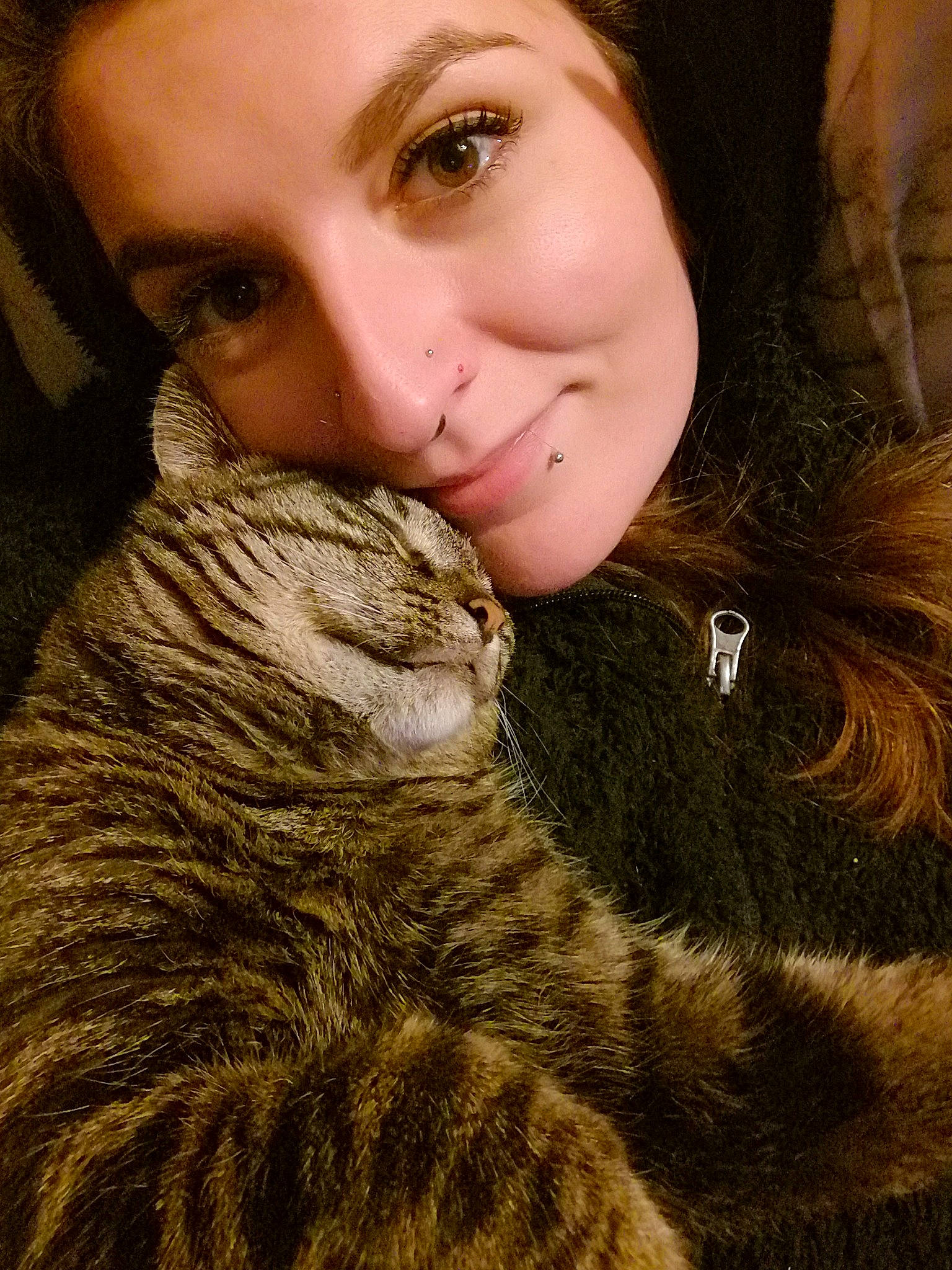 Pepsi a rejoint le concours — aidez-le/la à gagner de superbes lots ! brown_hair, cat, cat_like_mammal, eye, face, fur, fur_clothing, girl, joy, lip, mammal, nose, organ, person, skin, small_to_medium_sized_cats, smile, snout, tabby_cat, whiskers