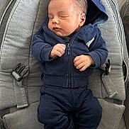 Diego participe au concours pour gagner de l'argent avec cette photo : baby, infant, sleeping, hoodie, navy_blue, clothing, baby_seat, cushion, peaceful, indoor, child, toddler, cute, resting, portrait, small_hands, young, soft_texture, comfort, relaxation