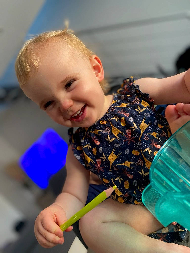 Marie participe au concours pour gagner de l'argent avec cette photo : baby_toddler_clothing, barefoot, child, elbow, electric_blue, fun, happy, human_leg, joint, joy, knee, leg, leisure, pattern, person, shoulder, sitting, skin, smile, thigh