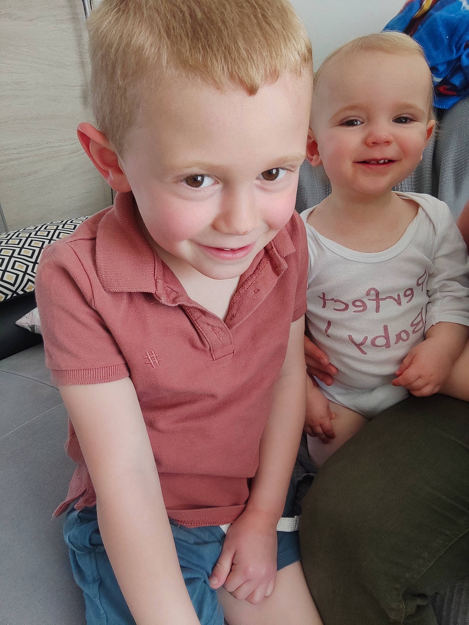 Gabin participe au concours pour gagner de l'argent avec cette photo : cheek, chin, eye, face, gesture, hand, happy, head, human_body, iris, joint, joy, leg, lip, mouth, muscle, neck, nose, person, shoulder