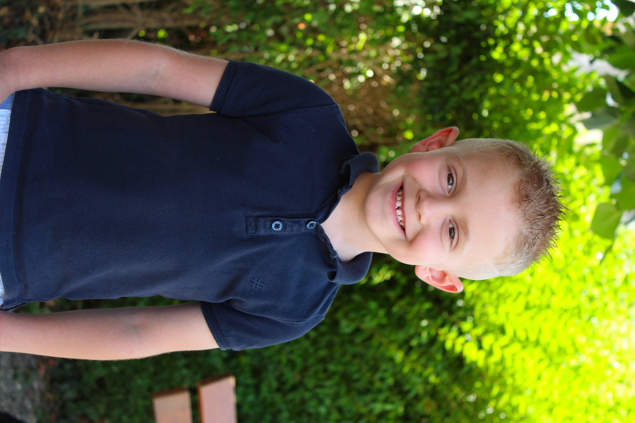 Gabin participe au concours pour gagner de l'argent avec cette photo : baby, baby_laughing, baby_toddler_clothing, child, flash_photography, fun, grass, grass_family, grassland, happy, hat, joy, laugh, leisure, people_in_nature, person, plant, portrait_photography, sitting, smile