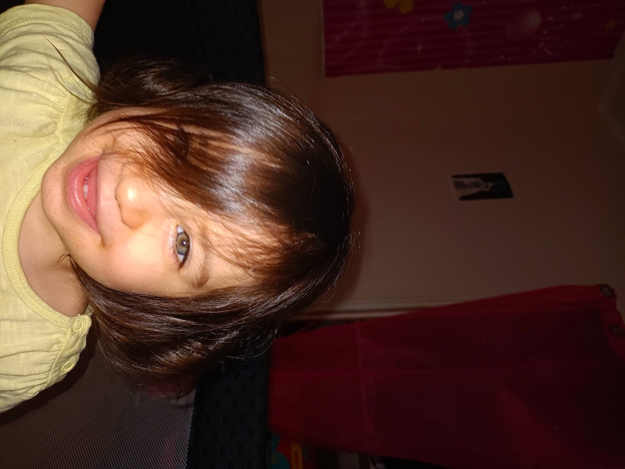 Amelia a rejoint le concours — aidez-le/la à gagner de superbes lots ! brown_hair, cheek, chin, comfort, ear, elbow, eye, eyebrow, eyelash, fun, gesture, iris, joy, long_hair, neck, nose, person, picture_frame, room, shoulder